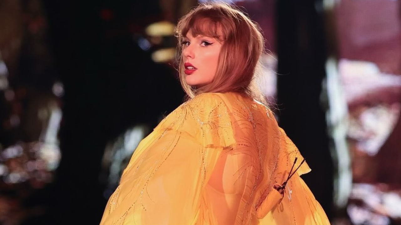 Taylor Swift aposta em vestido preto balonê nas ruas de Nova York Lorena Bueri