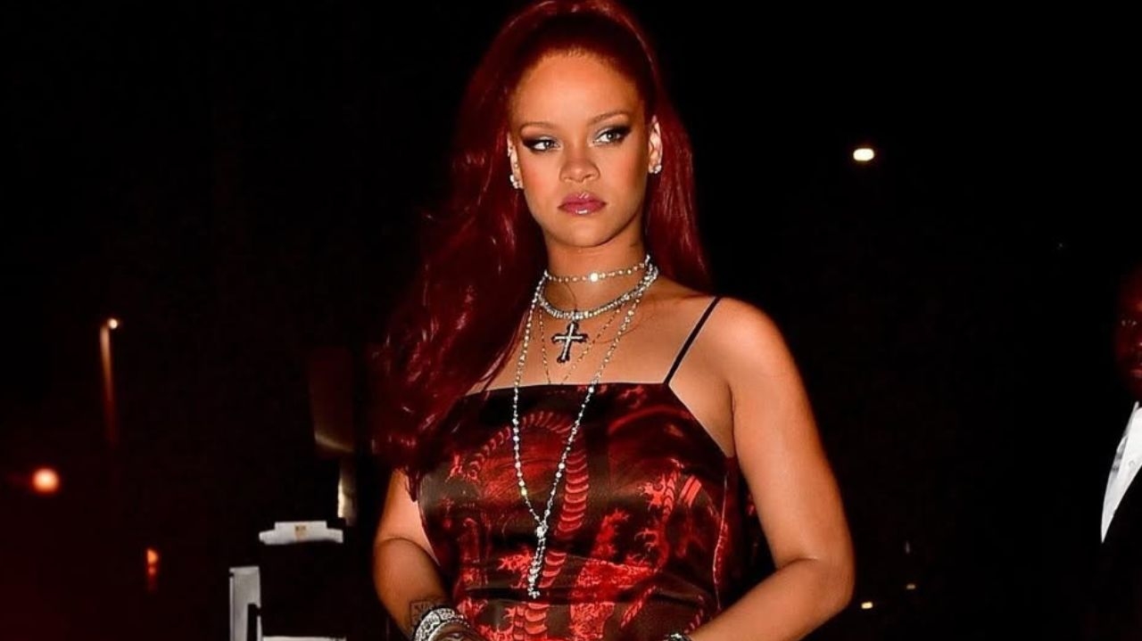 Rihanna traz de volta a tendência nostálgica do ‘indie sleaze’ com meias-calças rasgadas Lorena Bueri