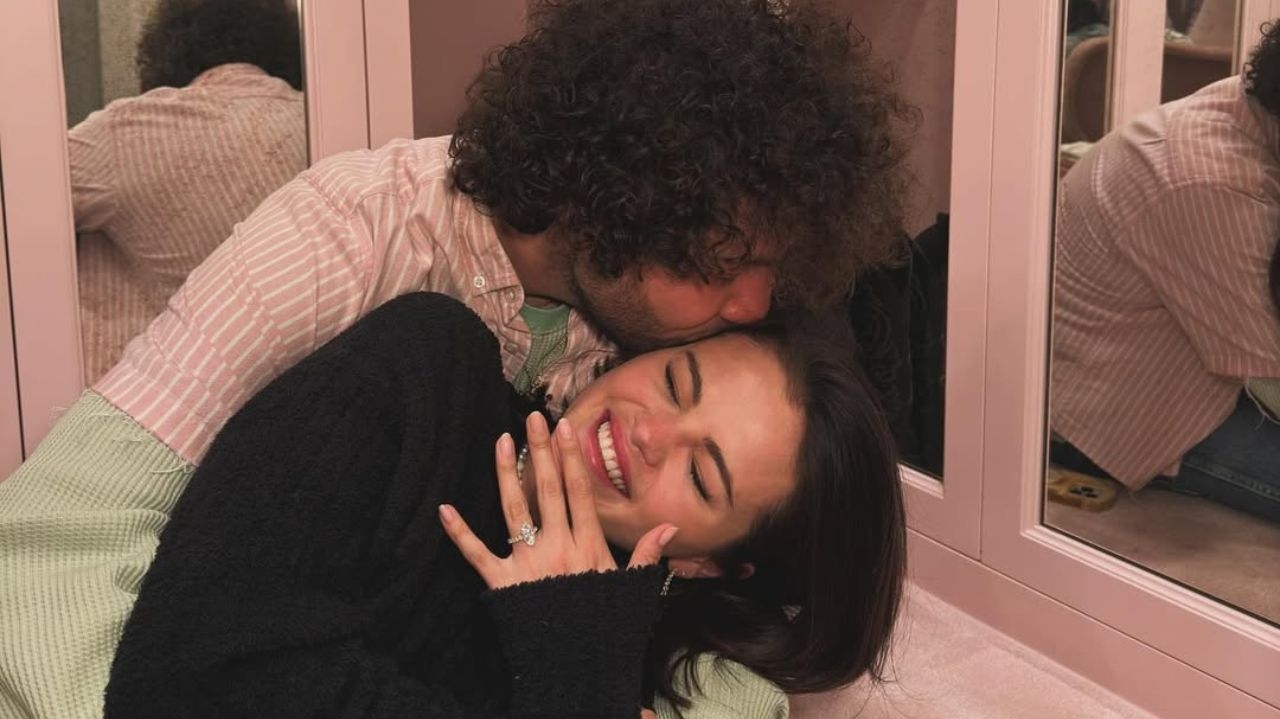 Selena Gomez exibe anel de noivado com diamante marquise Lorena Bueri