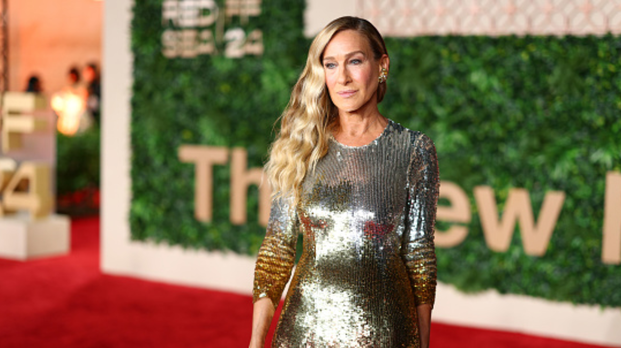 Sarah Jessica Parker encanta com vestido degradê brilhante Lorena Bueri