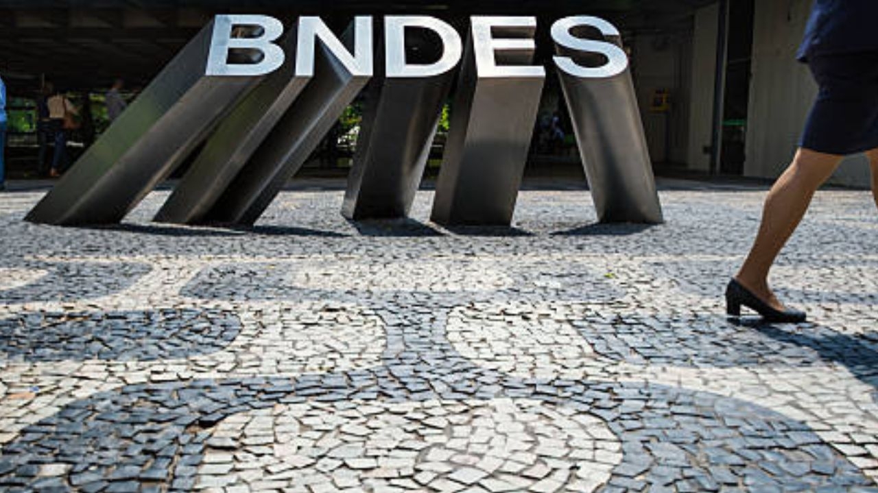 BNDES aprova empréstimo bilionário para exportação de aviões Lorena Bueri