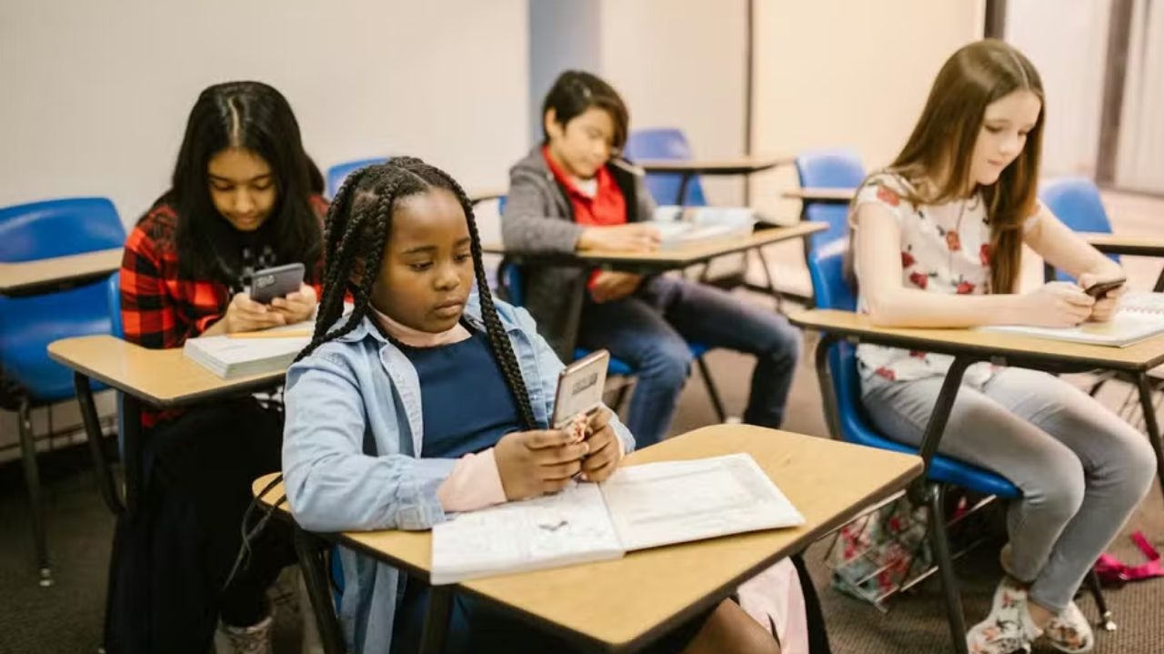 Projeto para proibir uso de celulares nas escolas é aprovado pelo Senado  Lorena Bueri