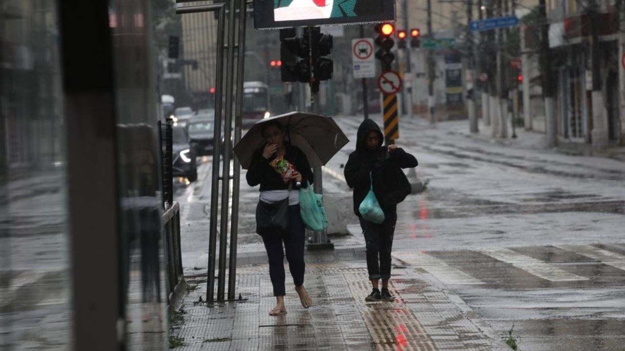 Temporal deixa São Paulo sem luz e alaga regiões da cidade Lorena Bueri