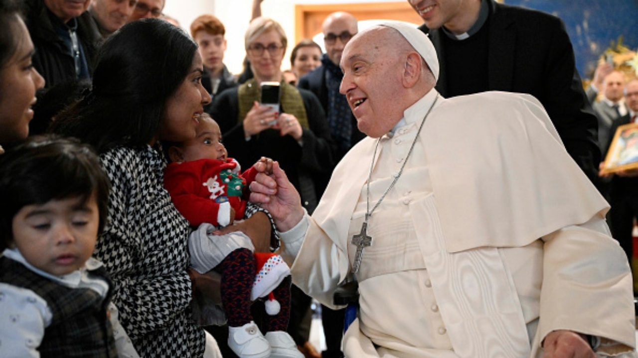 Papa Francisco surge com aparelho auditivo em cerimônia no Vaticano Lorena Bueri