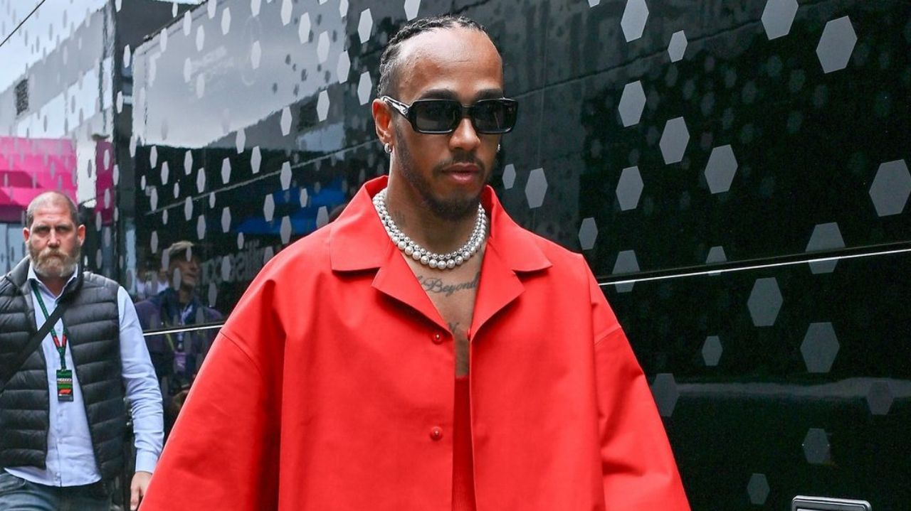 Além das pistas, Lewis Hamilton adere ao “Vermelho Ferrari”  Lorena Bueri