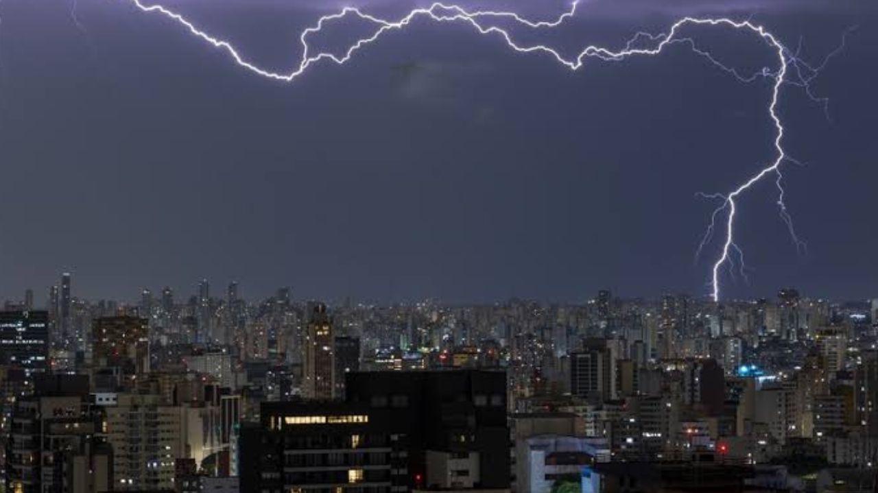 Chuva forte em São Paulo causa alagamentos e mantém cidade em alerta Lorena Bueri