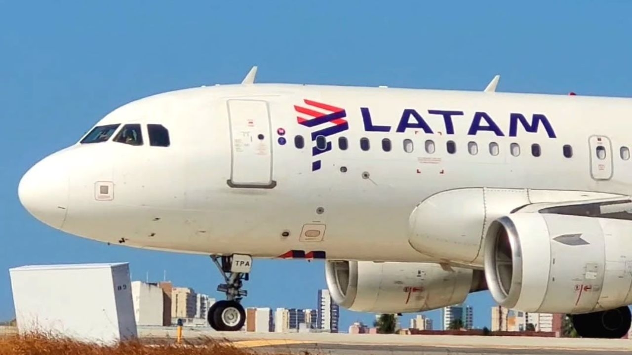 Avião da Latam força pouso em aeroporto de Brasília  Lorena Bueri