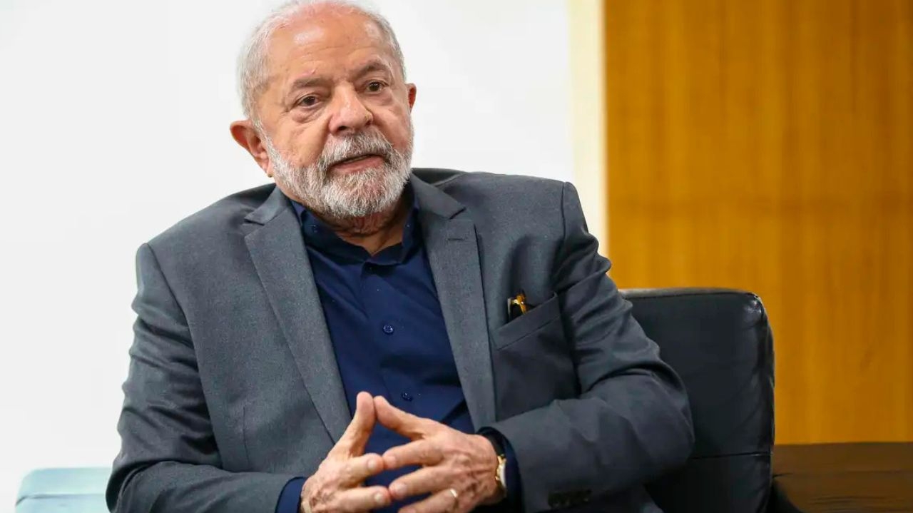 Lula sanciona lei que limita crescimento do salário mínimo até 2030 Lorena Bueri