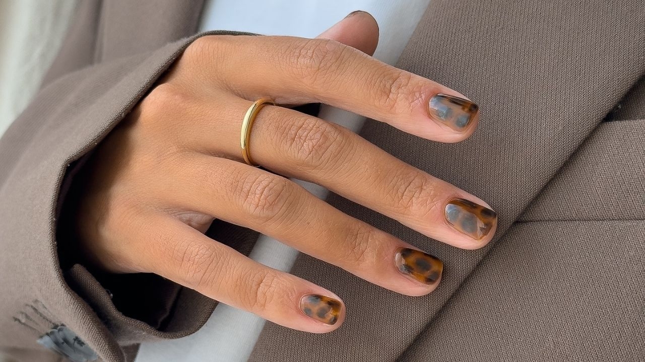 Desde o brilho ao animal print: confira as tendências para o nail art em 2025  Lorena Bueri