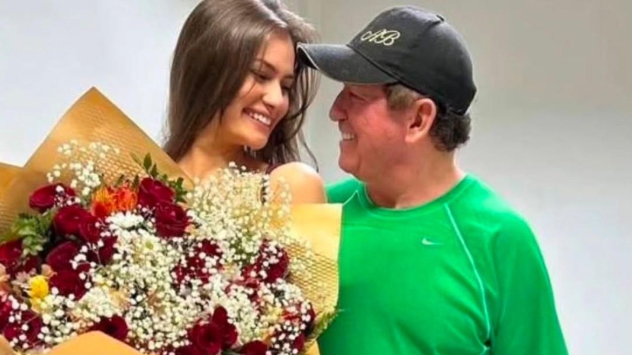 Amado Batista surpreende a namorada de 23 anos em seu aniversário Lorena Bueri