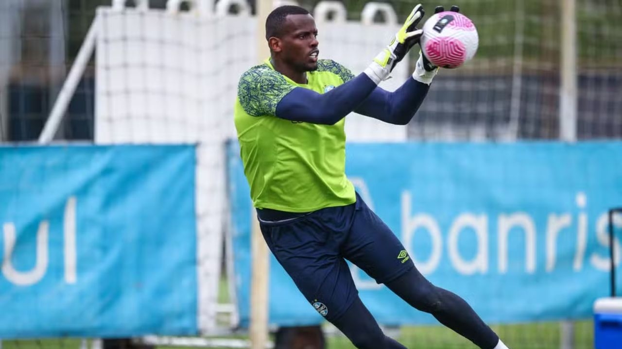 Grêmio encaminha a venda do goleiro Caíque para o Criciúma Lorena Bueri