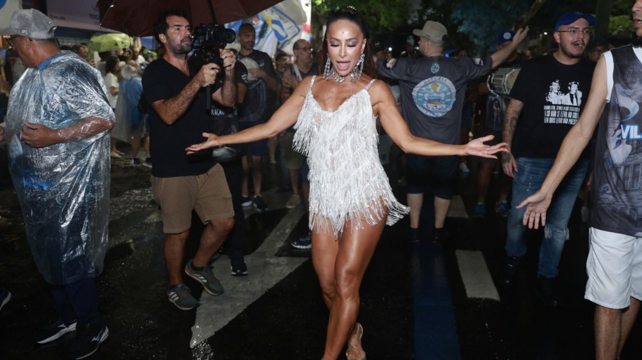 Sabrina Sato Brilha Sob a Chuva em Primeiro Ensaio de Rua para o Carnaval 2025 Lorena Bueri