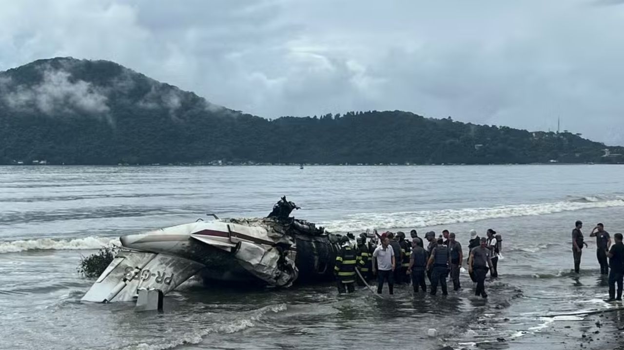 Jatinho explode em praia em Ubatuba e mata duas pessoas Lorena Bueri