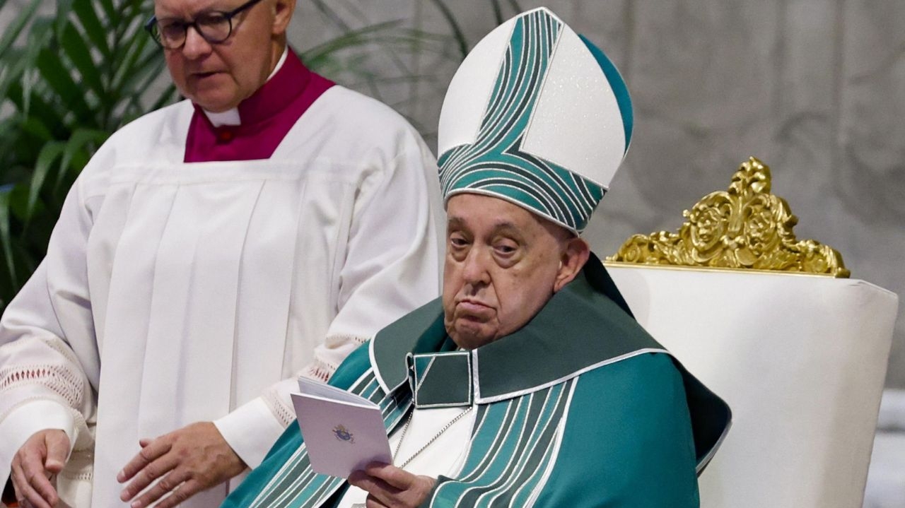 Papa Francisco machuca antebraço em queda Lorena Bueri