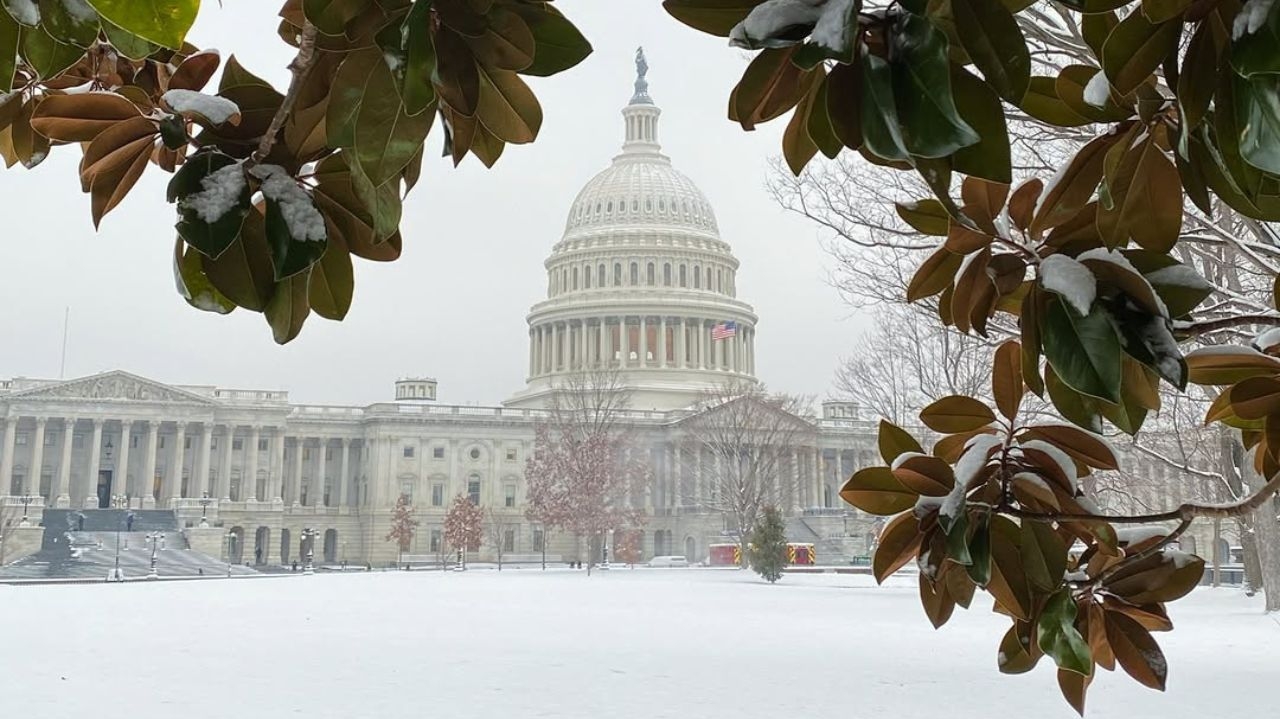 Temperaturas extremas e protestos marcam a posse de Trump em Washington Lorena Bueri