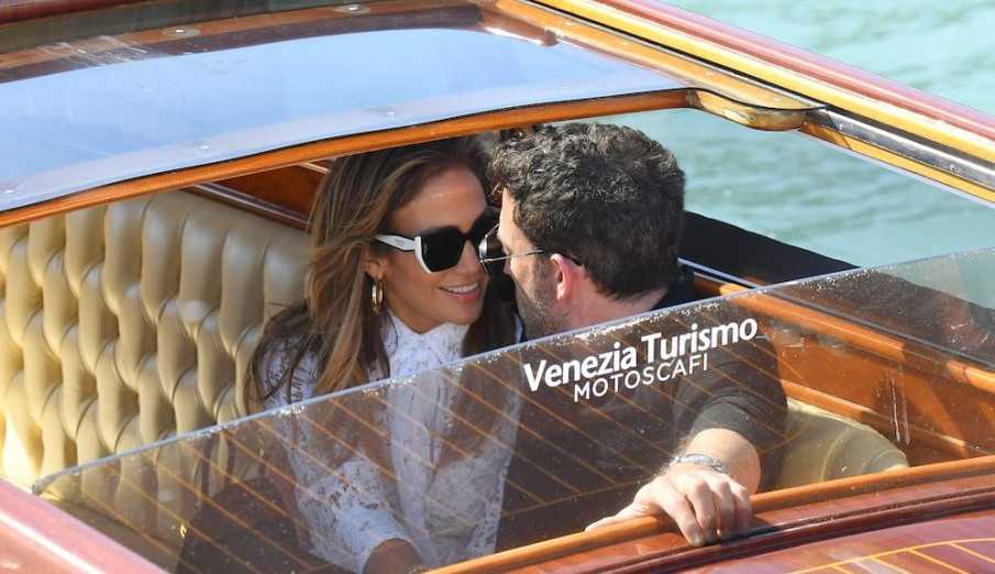 Jennifer Lopez e Ben Affleck chamam atenção em Veneza
