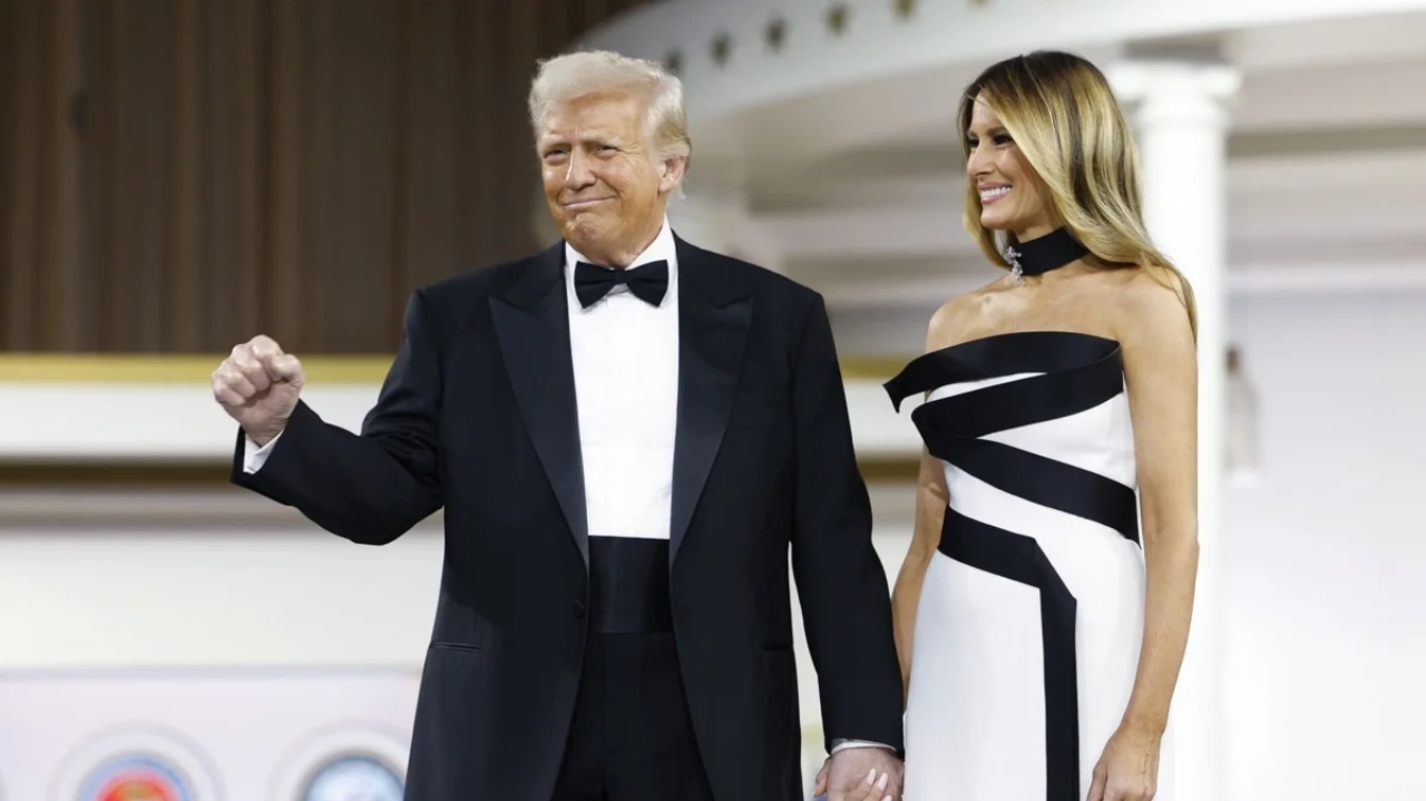 Melania Trump chama a atenção com look no baile da posse  Lorena Bueri