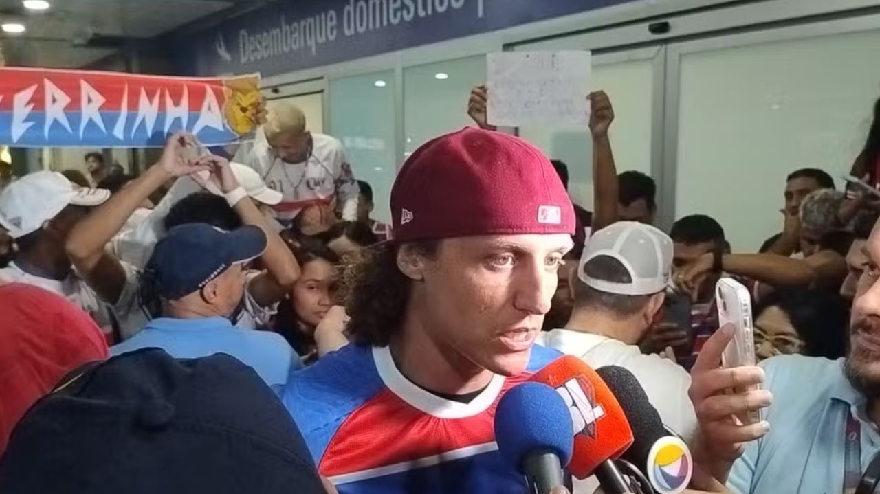 David Luiz é recebido com festa da torcida em Fortaleza  Lorena Bueri