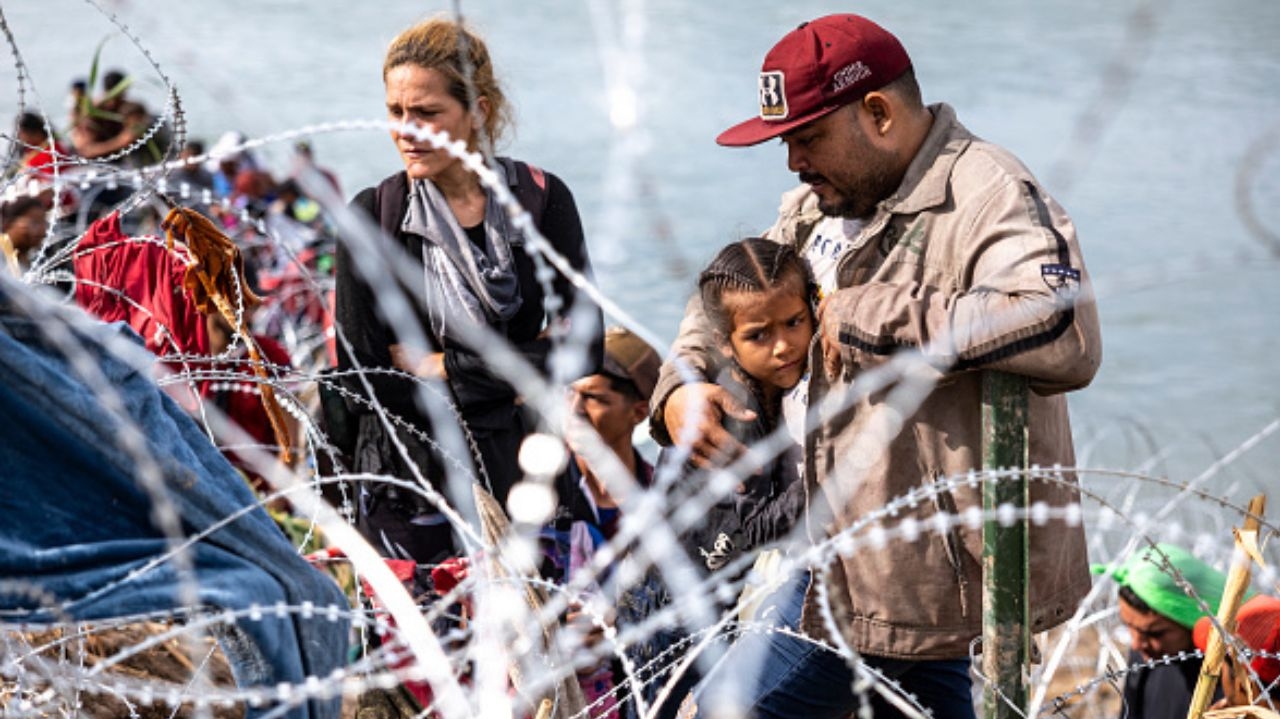 Governo dos EUA aprova nova lei que permite prisão de imigrantes suspeitos Lorena Bueri