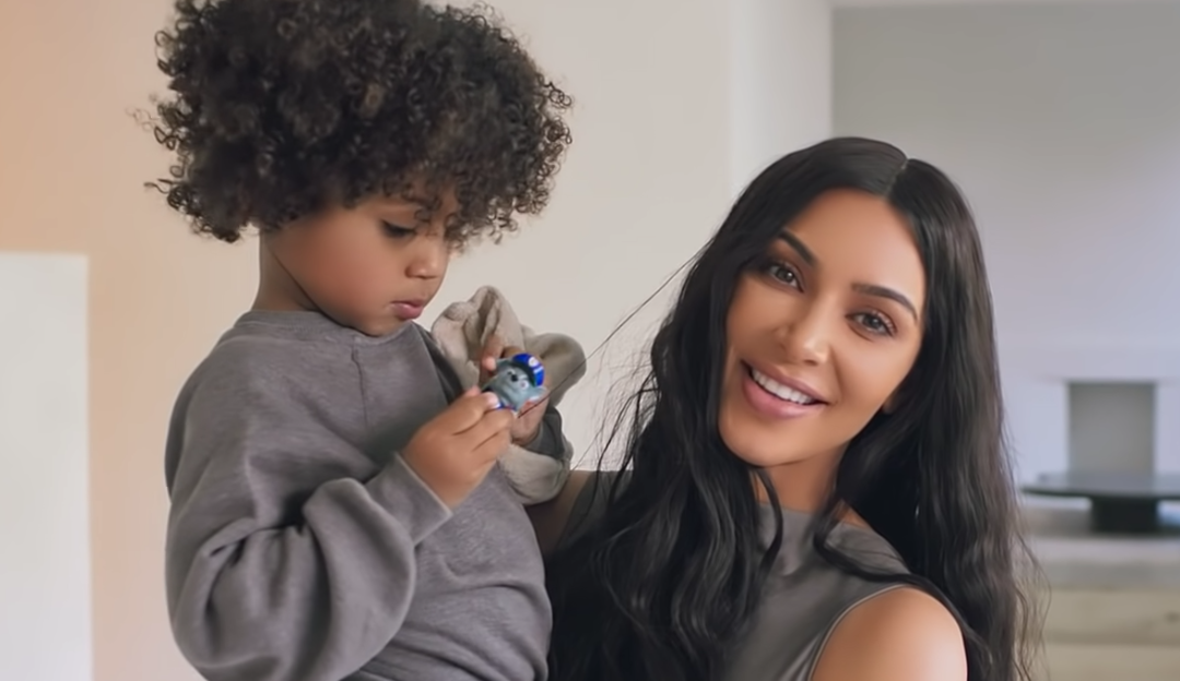 'Quem chorou mais?' diz a socialite Kim Kardashian após o filho quebrar o braço 
