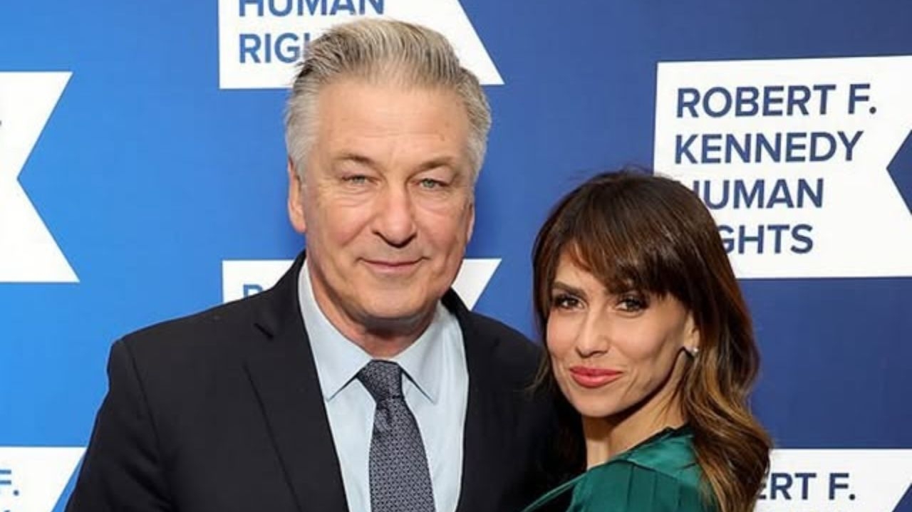 Alec Baldwin aparece abalado relembrando morte de diretora em 'The Baldwin'  Lorena Bueri