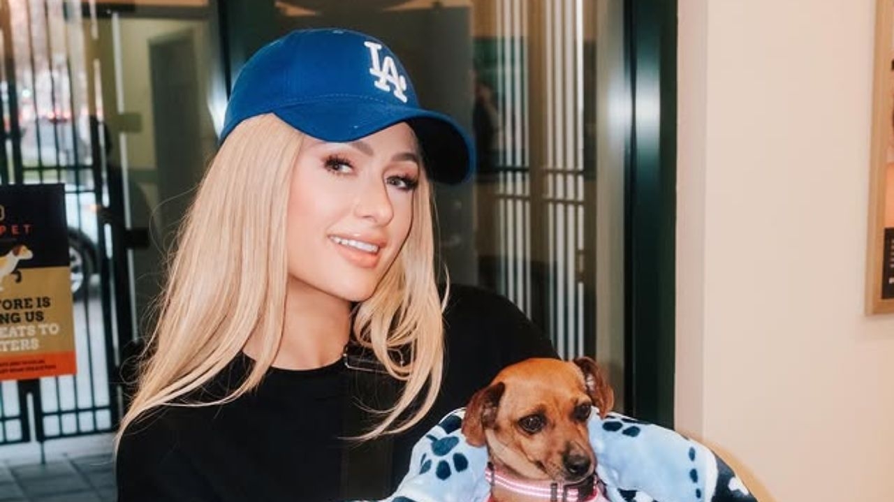 Paris Hilton fica comovida após devolver cachorrinha adotada Lorena Bueri