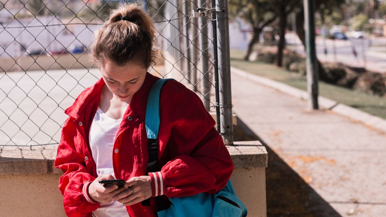 Ministério da Educação lança guia sobre uso de celulares nas escolas Lorena Bueri