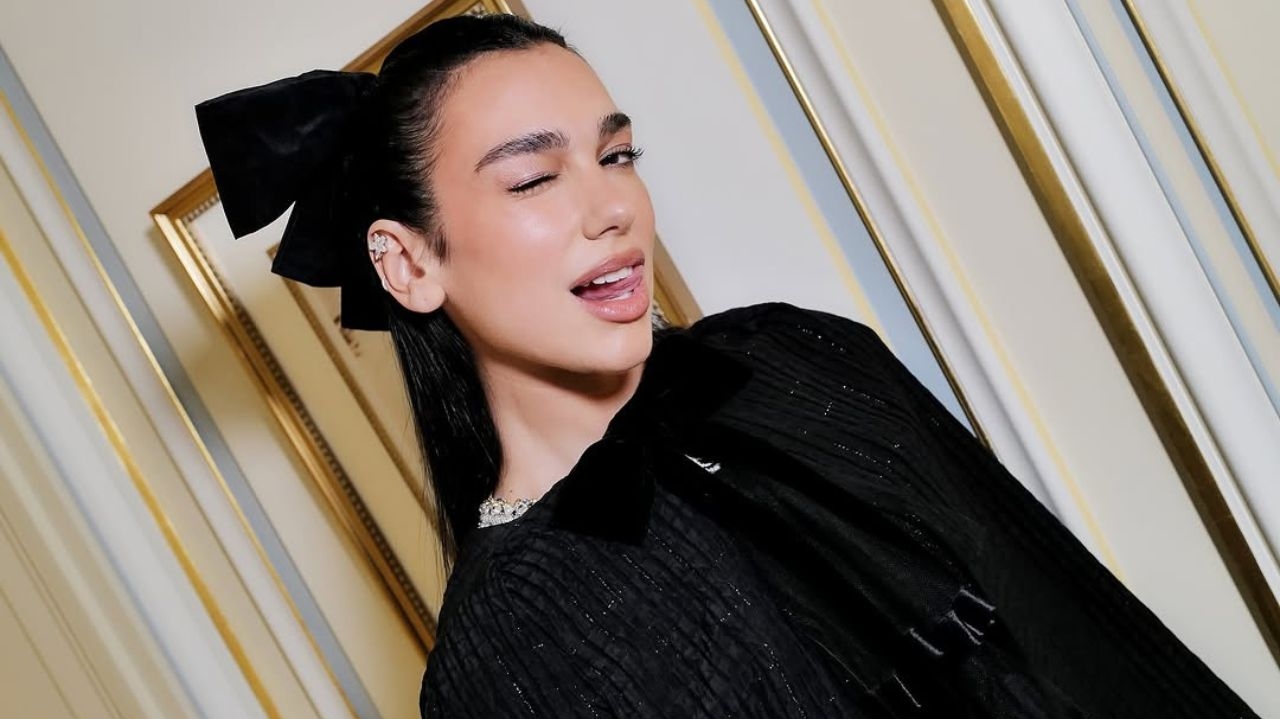 Dua Lipa protagoniza campanha da bolsa Chanel 25 Lorena Bueri