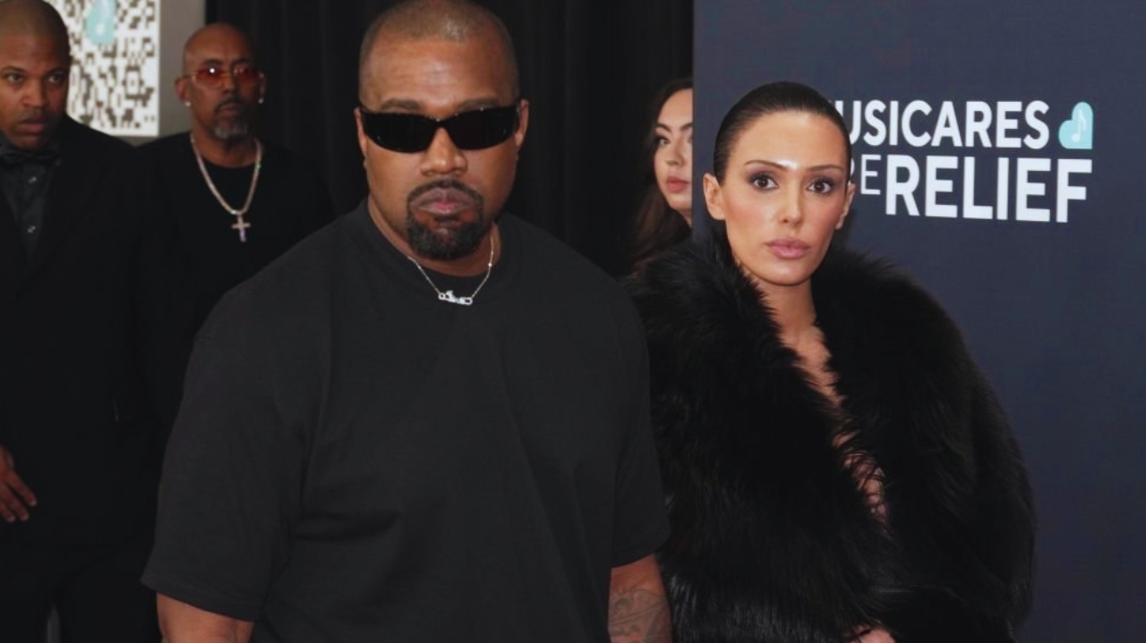 Kanye West e Bianca Censori chegam ao Grammy 2025 com entrada polêmica Lorena Bueri