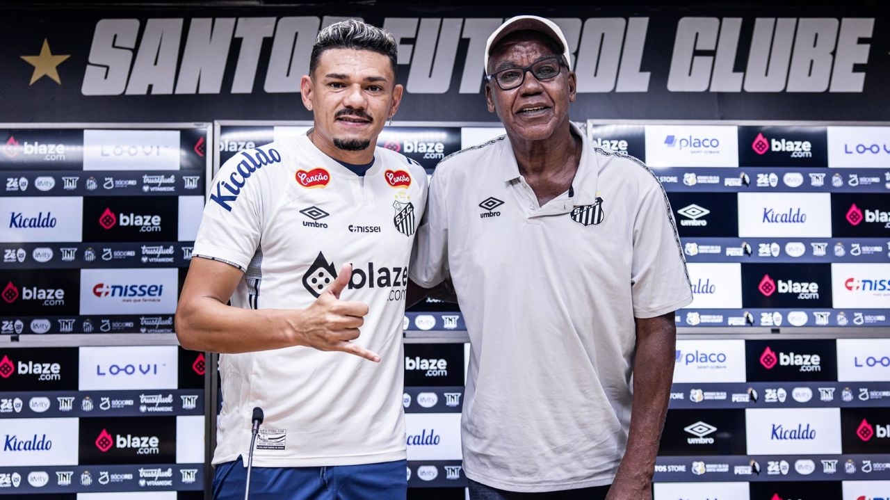 Tiquinho Soares é apresentado no Santos e celebra chance de atuar ao lado de Neymar Lorena Bueri