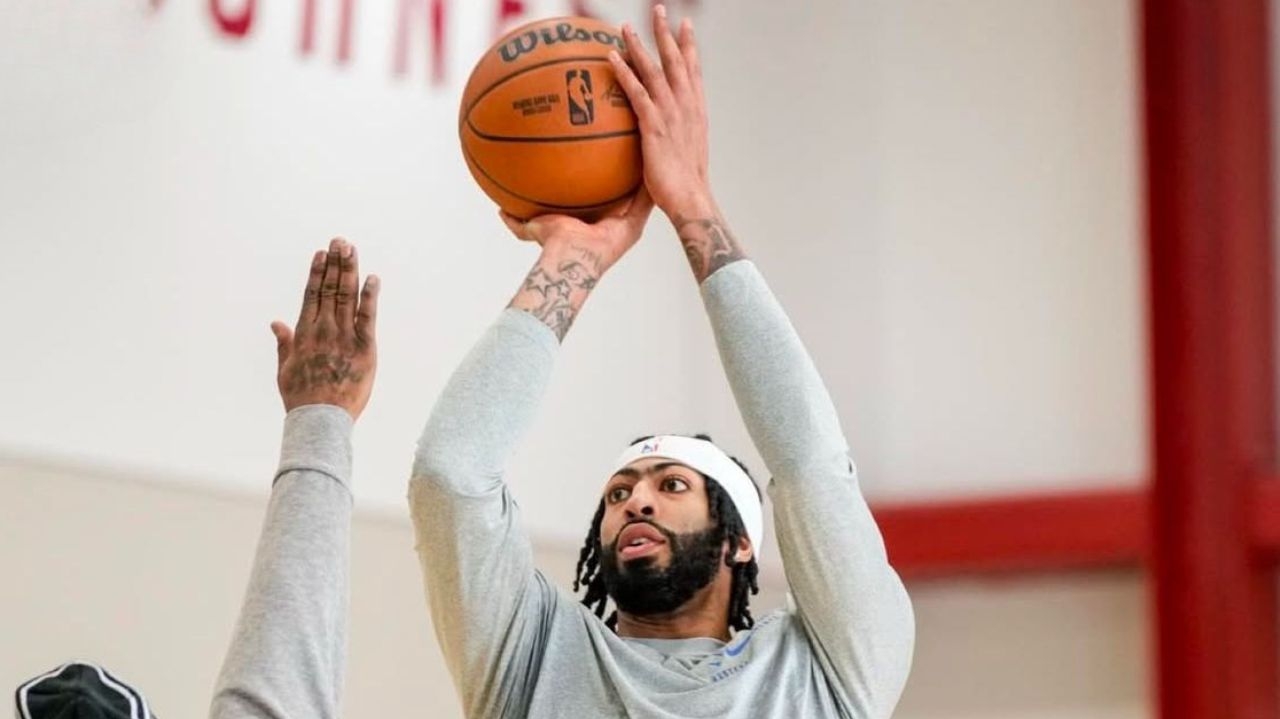 Anthony Davis faz primeiro treino com a equipe do Dallas Mavericks Lorena Bueri