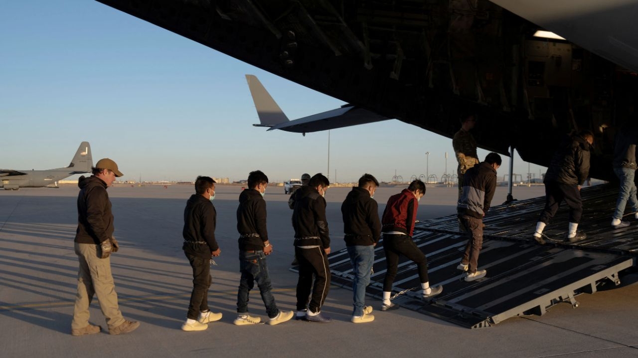 Estados Unidos deporta 104 imigrantes indianos em aeronaves militares Lorena Bueri