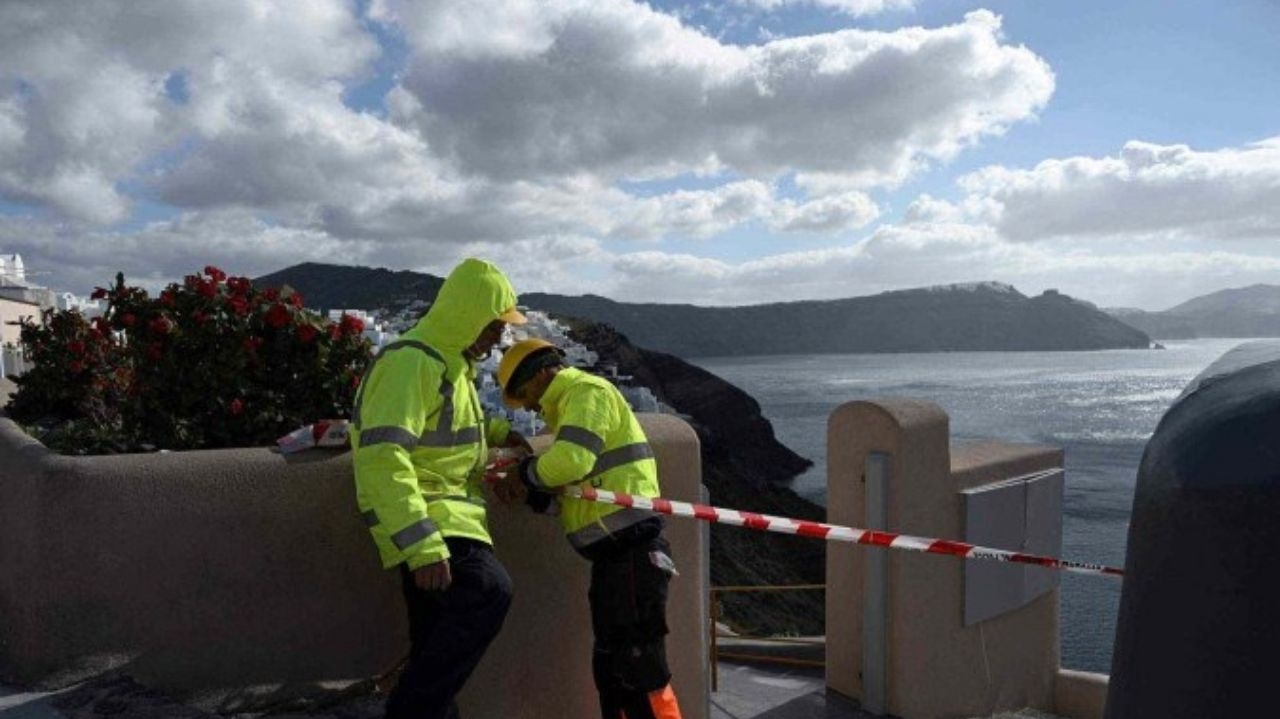 Santorini sob estado de emergência após onda sísmica intensa Lorena Bueri