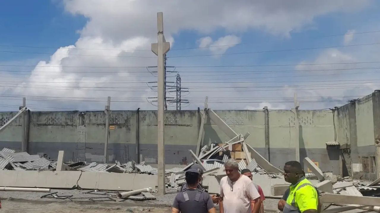 Galpão desaba em Santos no litoral de São Paulo  Lorena Bueri