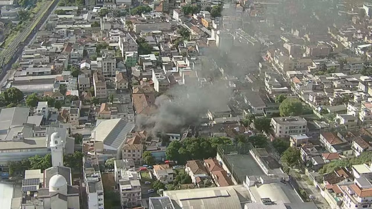 Incêndio atinge fábrica de fantasias de carnaval em Ramos e deixa feridos Lorena Bueri