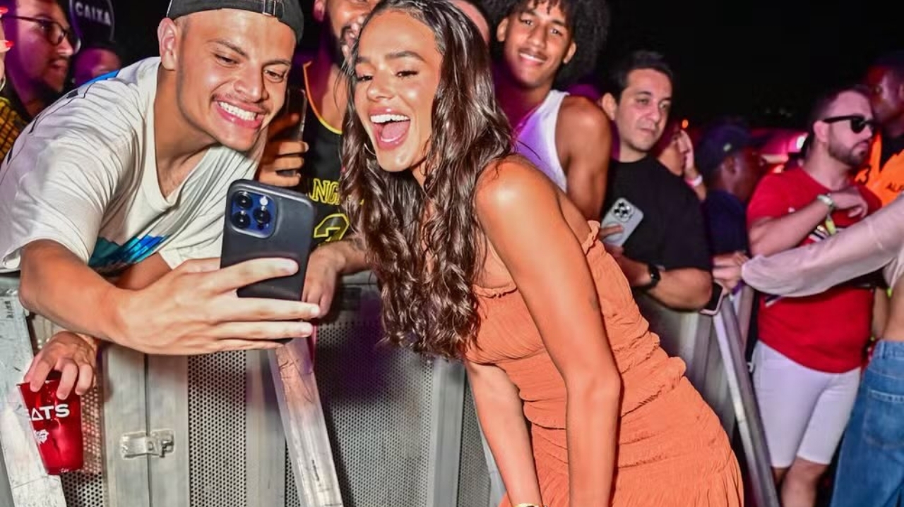 Braceletes queridinhos do momento são usados por Bruna Marquezine em show Lorena Bueri