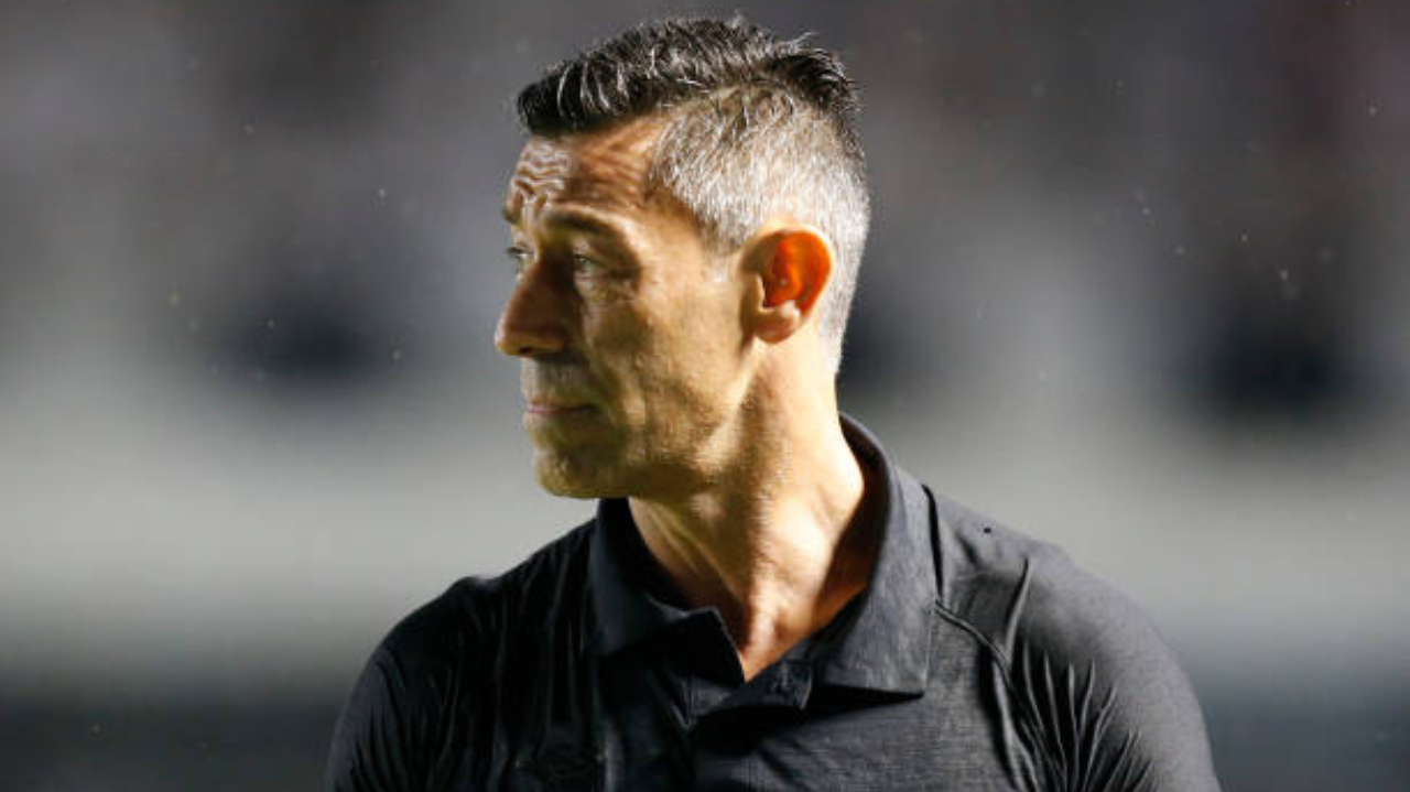 Situação de Pedro Caixinha se complica no Santos após três derrotas seguidas Lorena Bueri