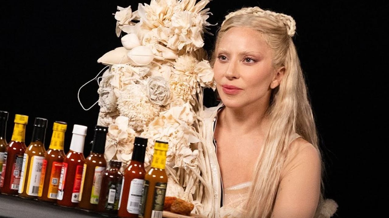 Lady Gaga aposta na alta-costura no programa 'Hot Ones' Lorena Bueri