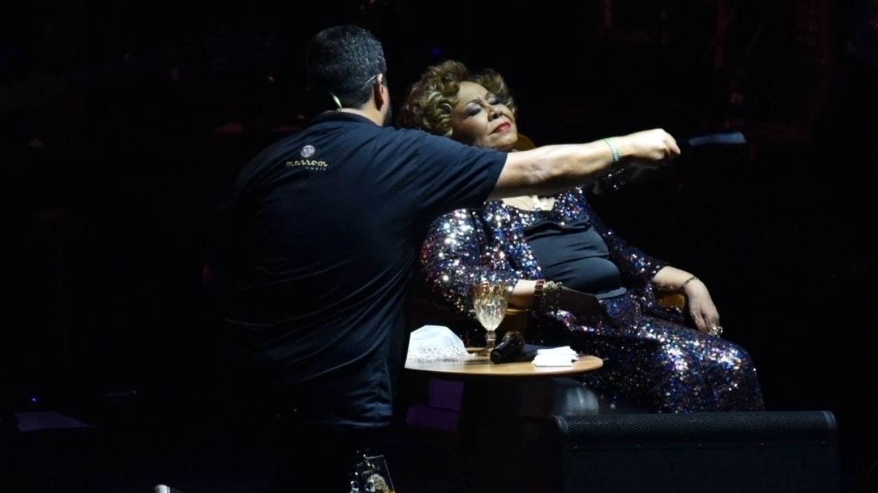 Alcione passa mal devido ao calor durante seu show em Recife Lorena Bueri