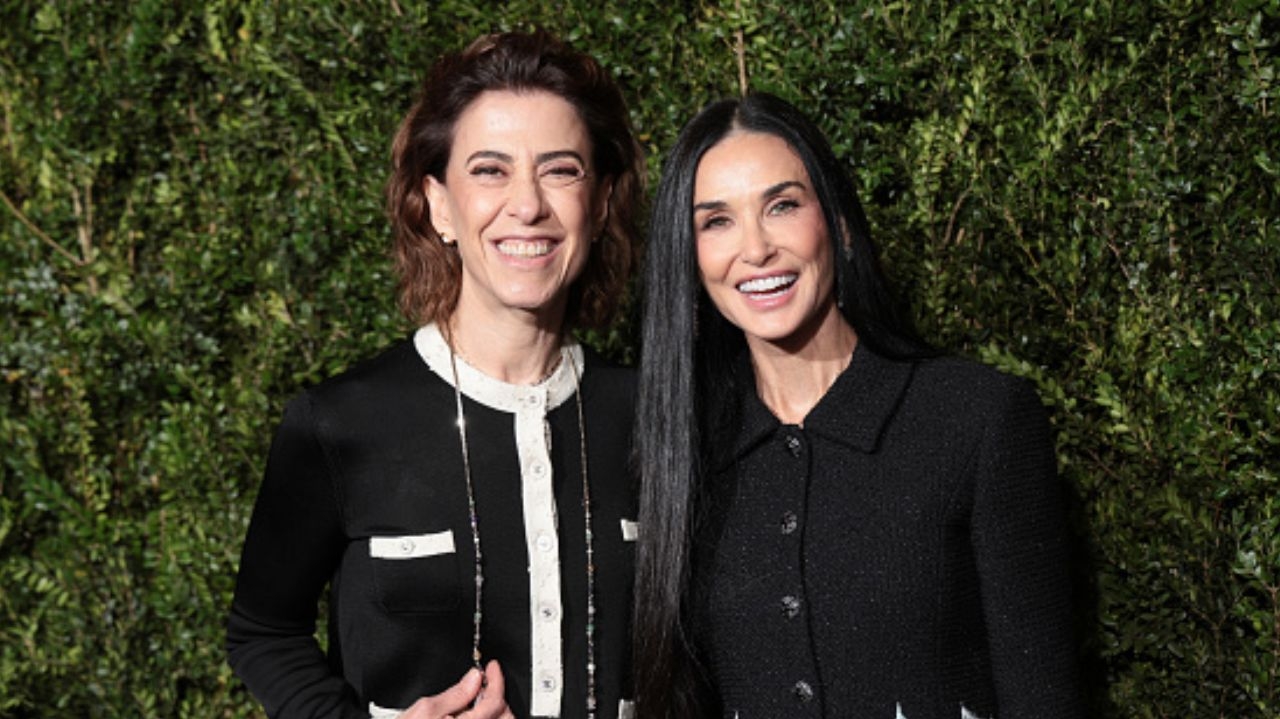 Fernanda Torres e Demi Moore aparecem juntas em evento pré-Bafta Lorena Bueri