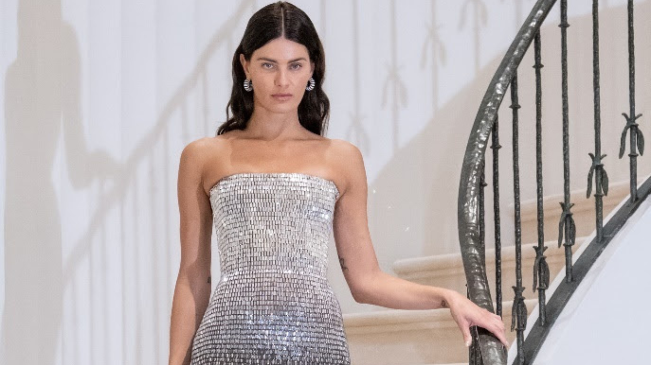 Ao som de piano clássico, Isabeli Fontana encerra desfile de Oscar de la Renta para coleção outono inverno 2026 Lorena Bueri