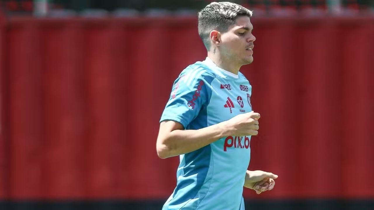 Ayrton Lucas volta a treinar com o grupo e deve voltar ao Flamengo Lorena Bueri