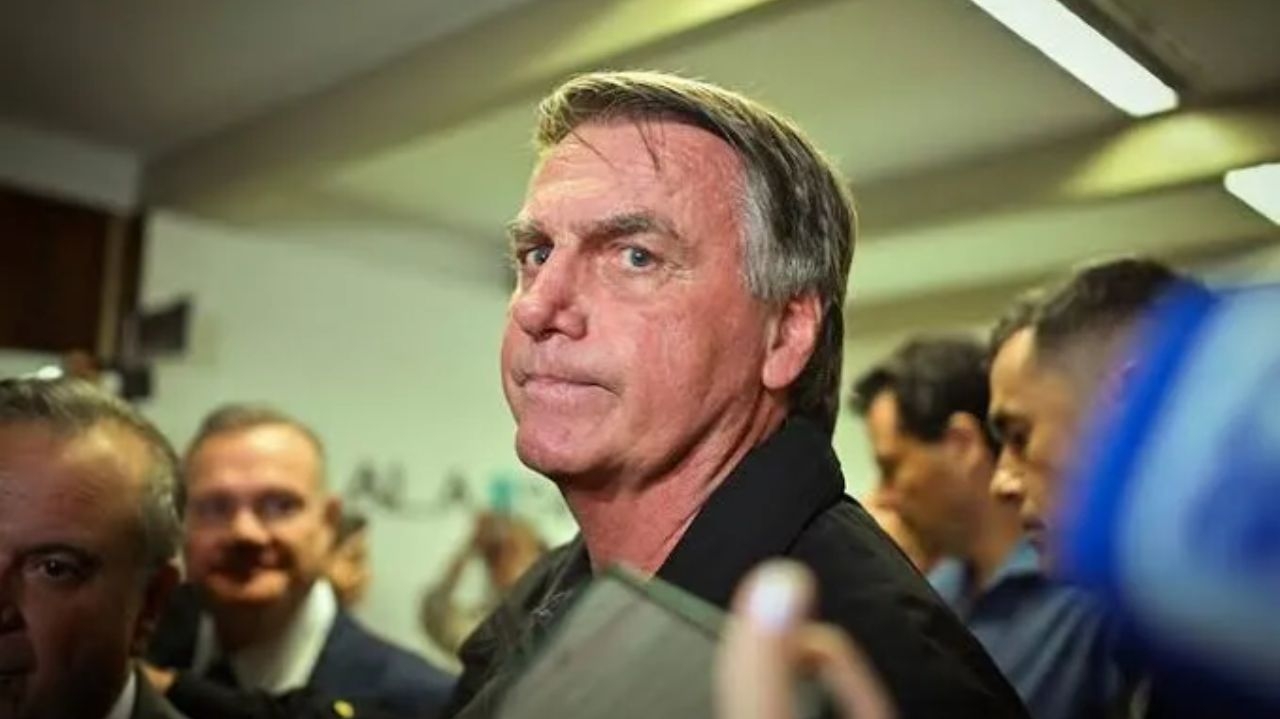 Defesa de Bolsonaro rebate acusações da PGR sobre tentativa de golpe Lorena Bueri