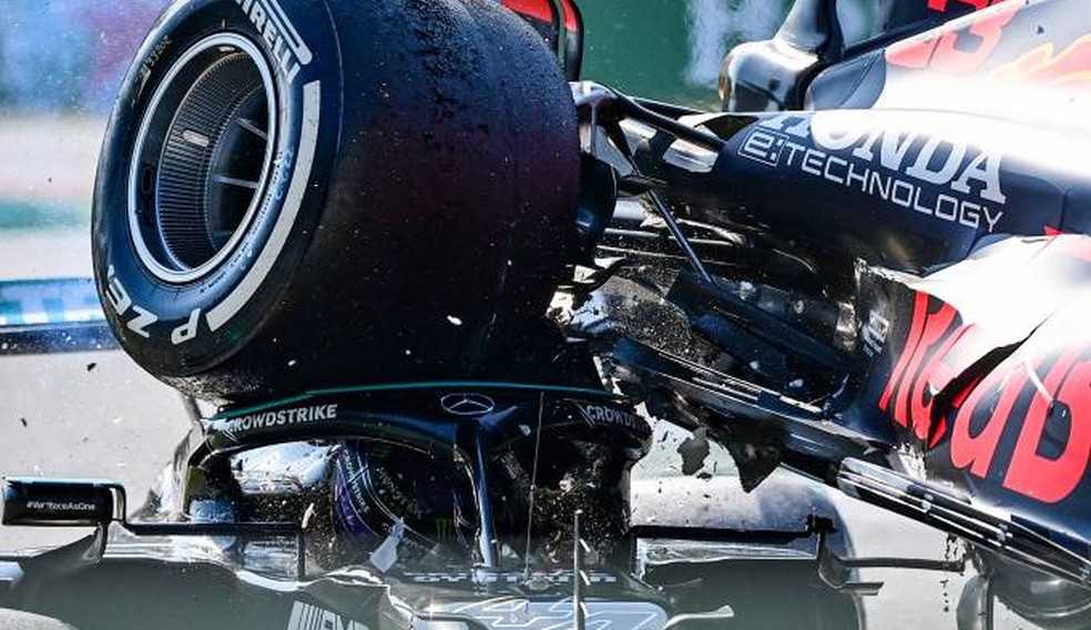 Bem necessário! Apesar das críticas dos fãs, proteção da cabeça salva a vida de Hamilton em GP da Itália