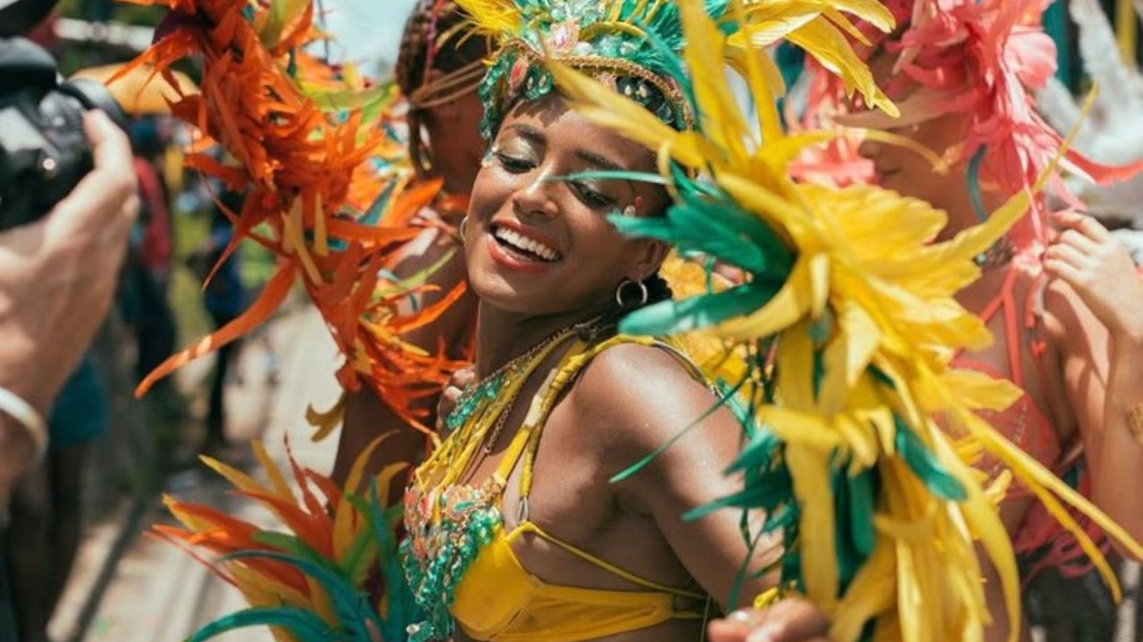 Carnaval 2025: Veja quais itens da moda prometem ser tendência  Lorena Bueri