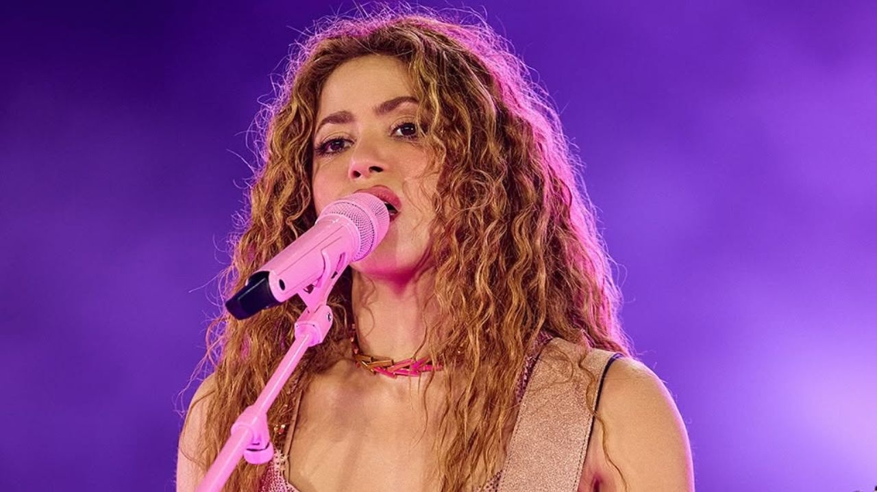 Shakira convida quatro mil crianças de sua instituição para show na Colômbia  Lorena Bueri