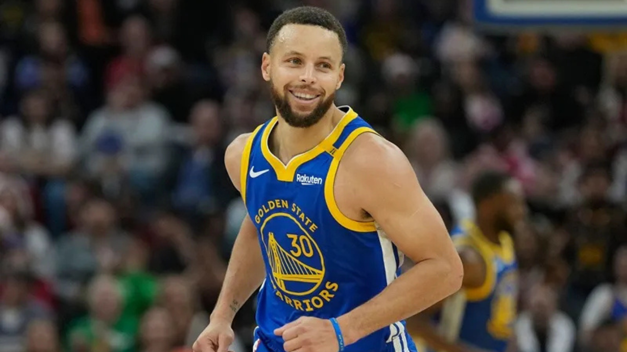 Stephen Curry faz provocação antes do fim de jogo Lorena Bueri