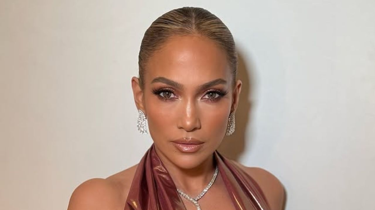 Jennifer Lopez é vista em casa luxuosa de mais R$ 100 milhões, com anel de diamante no dedo Lorena Bueri