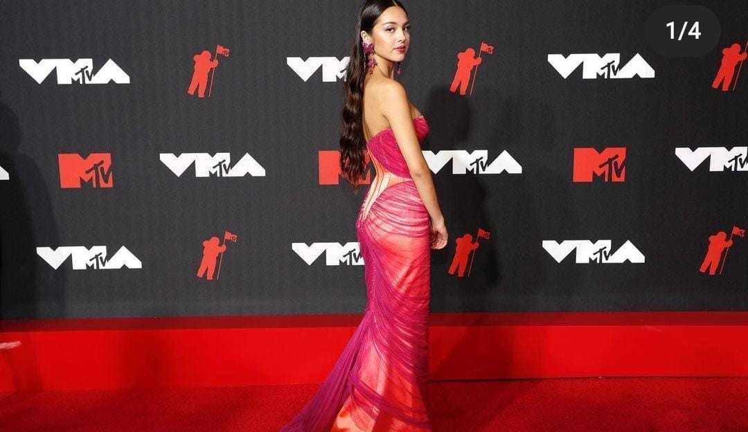 VMA's: 4 vestidos que marcaram a premiação Lorena Bueri