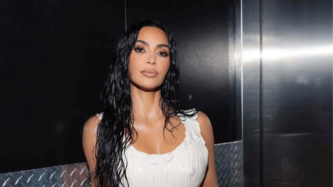 Kim Kardashian posa de biquíni para ensaio sensual nas Bahamas  Lorena Bueri